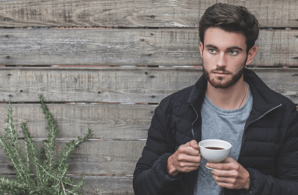мужчина пьет чай для профилактики простатита